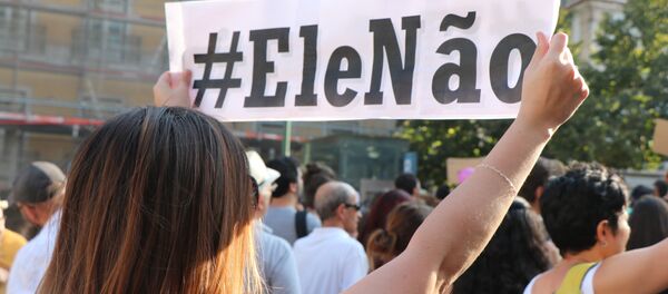 Mulher participa de protesto contra Jair Bolsonaro, em Lisboa, em 29 de setembro de 2018 - Sputnik Brasil