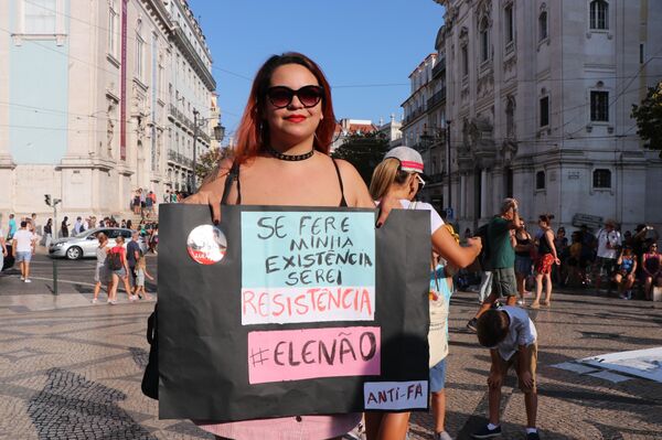 Gabriela Silva foi uma das brasileiras que participou do ato contra Bolsonaro em Lisboa Gabriela Silva foi uma das brasileiras que participou do ato contra Bolsonaro em Lisboa - Sputnik Brasil