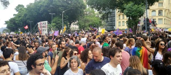 Centenas de pessoas se reuniram na Cinelândia, no Rio de Janeiro, em ato contra Bolsonaro - Sputnik Brasil