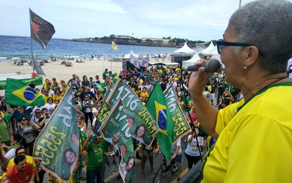 Apoiadores de Bolsonaro ocuparam a principal avenida de Copacabana, no Rio de Janeiro - Sputnik Brasil