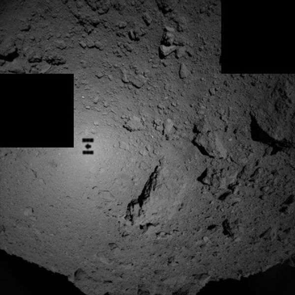 A sombra de Hayabusa 2 – a espaçonave robótica da Agência Espacial do Japão, JAXA – refletida no asteroide 162173 Ryugu - Sputnik Brasil