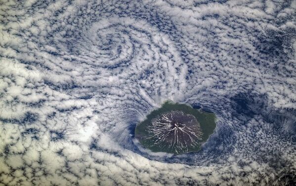 Vista de satélite do vulcão Alaid, situado nas ilhas Curilas, Rússia - Sputnik Brasil