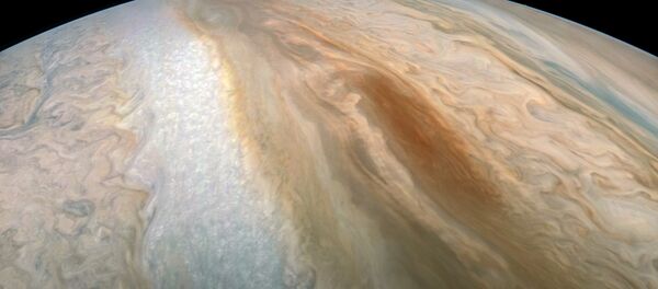 Barcaça marrom de Júpiter – região de ciclones fotografada pela sonda da NASA - Sputnik Brasil