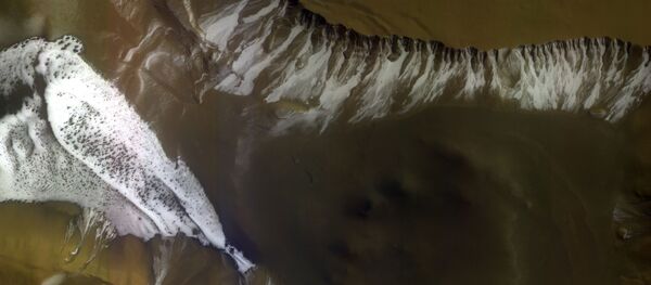 Imagem de cratera de Marte com sedimento de gelo seco tirada pela ExoMars Trace Gas Orbiter (TGO) - sonda conjunta da Agência Espacial Europeia (ESA) e da Agência Espacial Federal Russa (Roscosmos) - Sputnik Brasil