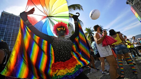 Manifestantes na 23ª Parada do Orgulho LGBTI do Rio de Janeiro, em Copacabana - Sputnik Brasil
