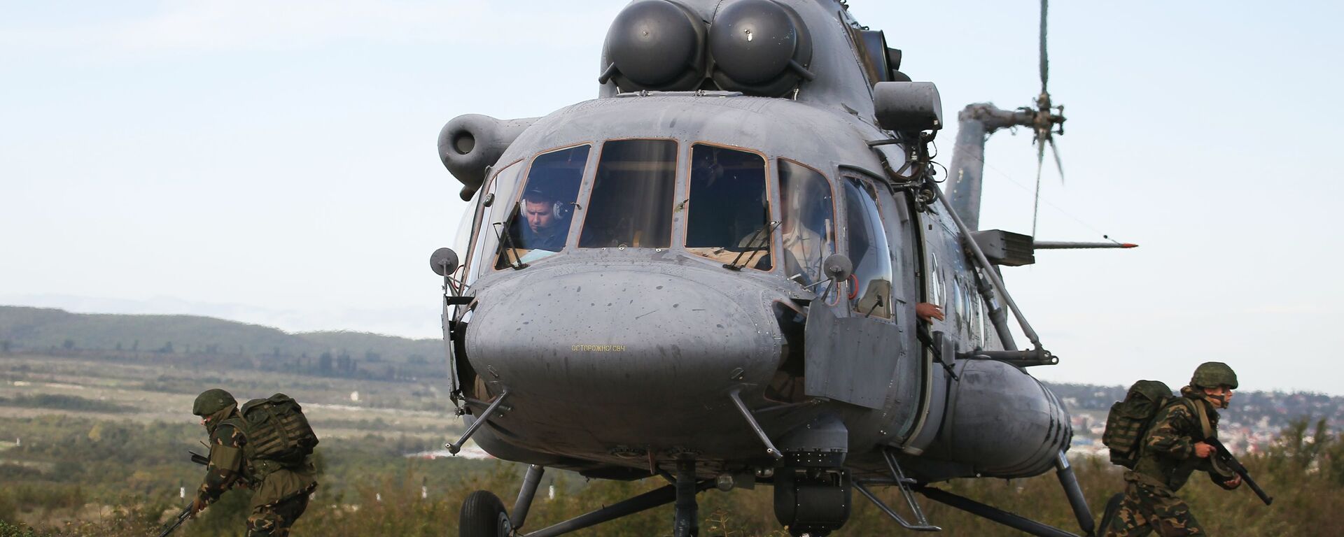 Militares saltam do helicóptero Mi-8AMTSh durante exercícios conjuntos militares entre Tropas Aerotransportadas russas e  Forças de Operações Especiais bielorrussas - Sputnik Brasil, 1920, 05.12.2021