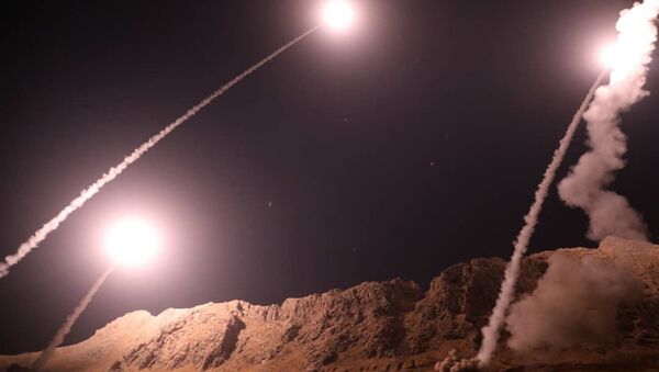 Lançamento de mísseis iranianos desde a cidade Kermanshah contra terroristas na margem leste do rio Eufrates na Síria, 1º de outubro de 2018 - Sputnik Brasil