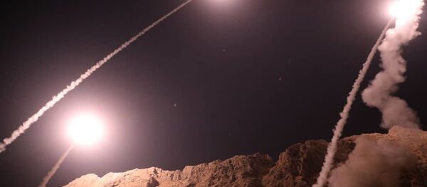 Lançamento de mísseis iranianos desde a cidade Kermanshah contra terroristas na margem leste do rio Eufrates na Síria, 1º de outubro de 2018 - Sputnik Brasil