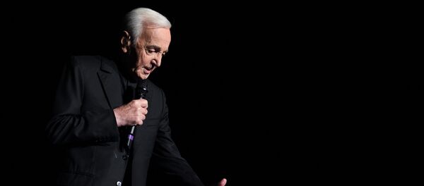 Charles Aznavour, o famoso cantor francês - Sputnik Brasil