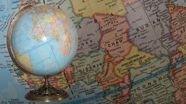 Globo e mapa da África (imagem de arquivo) - Sputnik Brasil