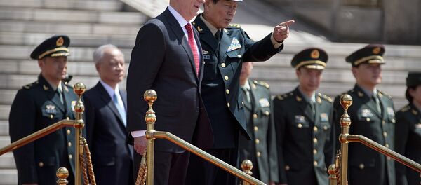 O secretário de Defesa dos EUA, Jim Mattis e o ministro da Defesa da China, Wei Fenghe juntos durante uma cerimônia de boas-vindas no Edifício Bayi, em Pequim. O secretário de Defesa dos EUA, Jim Mattis e o ministro da Defesa da China, Wei Fenghe juntos durante uma cerimônia de boas-vindas no Edifício Bayi, em Pequim. - Sputnik Brasil
