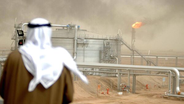 Um funcionário da Companhia de Petróleo do Kuwait no campo de al-Rawdatain, 100 km ao norte da Cidade do Kuwait (arquivo) - Sputnik Brasil