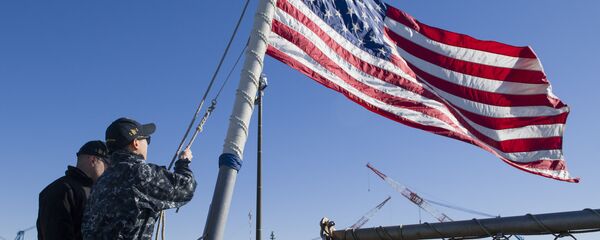 Marinheiros americanos designados para o destróier de classe Arleigh Burke, USS John S. McCain, abaixam o mastro enquanto o navio se dirige para uma patrulha de rotina na região Indo-Ásia-Pacífico Marinheiros americanos designados para o destróier de classe Arleigh Burke, USS John S. McCain, abaixam o mastro enquanto o navio se dirige para uma patrulha de rotina na região Indo-Ásia-Pacífico - Sputnik Brasil