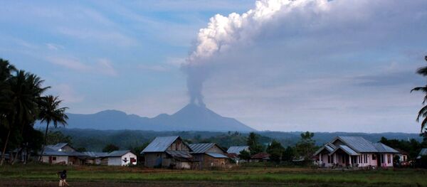 Vulcão Soputan na ilha de Sulawesi, Indonésia, 14 de agosto de 2011 - Sputnik Brasil