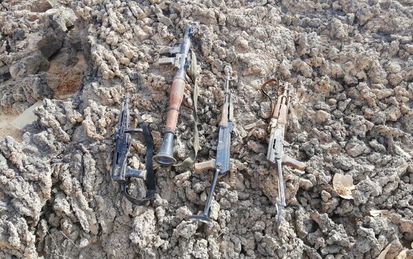 Armas abandonadas pelos terroristas no deserto de As-Suwayda - Sputnik Brasil