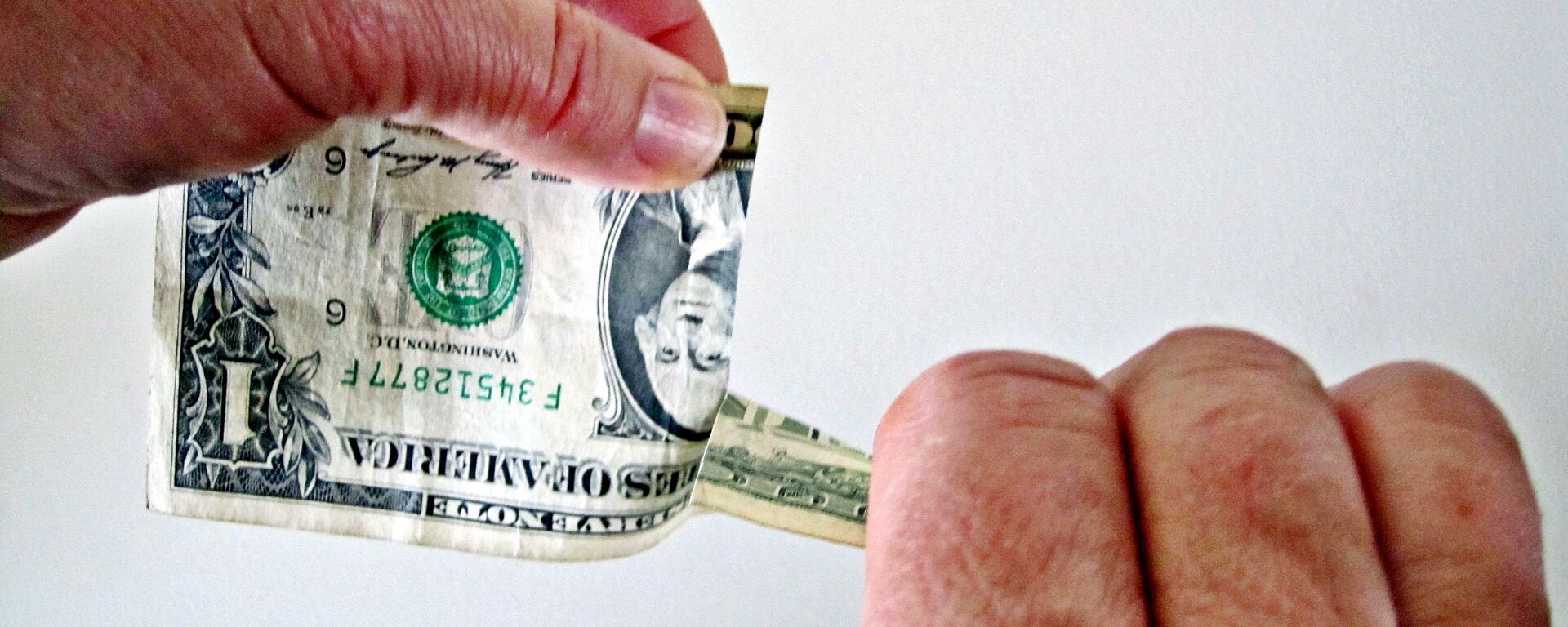 Dólar rasgado (imagem referencial) - Sputnik Brasil, 1920, 17.11.2025