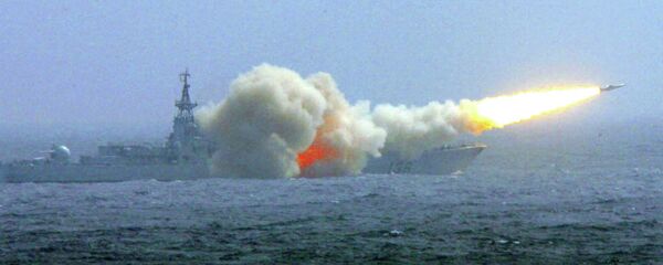 Destróier da Marinha da China lança um míssil durante manobras no mar do Sul da China (foto de arquivo) - Sputnik Brasil