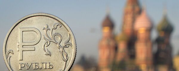 Moeda russa, rublo, fotografada de frente para a Catedral de São Basílio no centro de Moscou - Sputnik Brasil