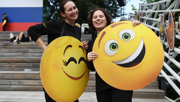 Mulheres em um evento por ocasião do Dia Mundial do Emoji no Parque Gorky, Moscou - Sputnik Brasil