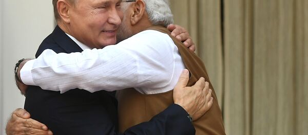 Presidente russo, Vladimir Putin, e premiê indiano, Narendra Modi, se abraçam durante um encontro bilateral em Nova Deli, em 5 de outubro de 2018 - Sputnik Brasil