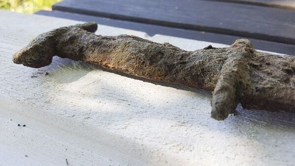 A espada antiga encontrada por Saga Vanecek em lago sueco - Sputnik Brasil