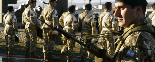 Soldados argentinos no Monumento aos Soldados Caídos durante a Guerra das Malvinas, Argentina, 2 de abril de 2007 - Sputnik Brasil