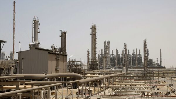Refinaria de petróleo na Arábia Saudita - Sputnik Brasil
