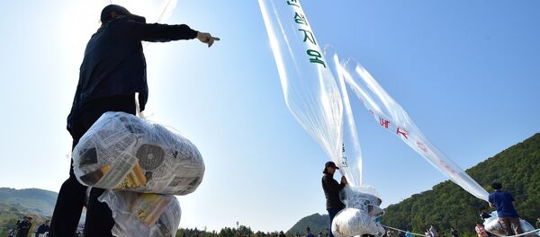 Ativistas sul-coreanos se preparam para soltar balões que transportam panfletos contra a Coreia do Norte em um parque perto da fronteira. - Sputnik Brasil