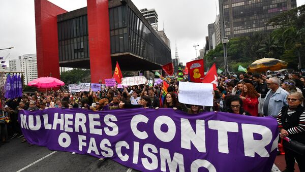 Mulheres protestam contra Bolsonaro em São Paulo. - Sputnik Brasil