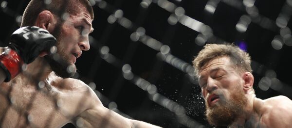 Khabib Nurmagomedov derruba Conor McGregor durante o combate pelo título de campeão peso-leve do UFC, 6 de outubro de 2018 - Sputnik Brasil