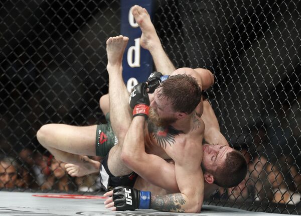 Khabib Nurmagomedov derruba Conor McGregor durante o combate pelo título de campeão peso-leve do UFC - Sputnik Brasil