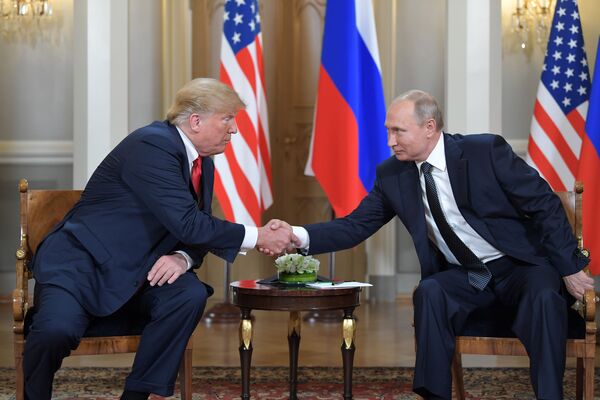 O presidente dos EUA, Donald Trump, e seu homólogo russo, Vladimir Putin, durante a reunião em Helsinque, Finlândia, 16 de julho de 2018 - Sputnik Brasil