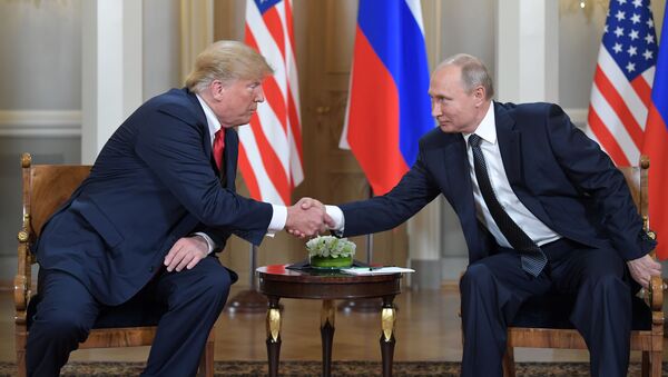O presidente dos EUA, Donald Trump, e seu homólogo russo, Vladimir Putin, durante a reunião em Helsinque, Finlândia, 16 de julho de 2018 - Sputnik Brasil