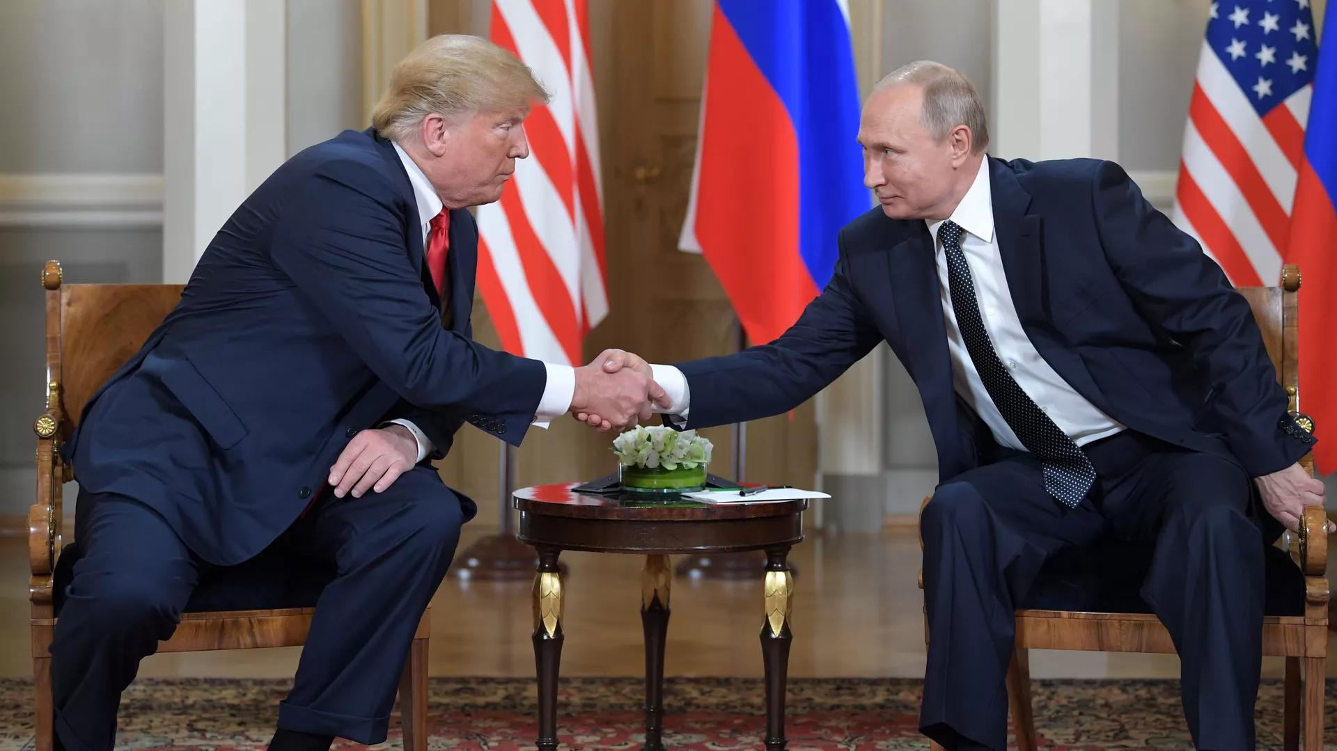 O presidente dos EUA, Donald Trump, e seu homólogo russo, Vladimir Putin, durante reunião em Helsinque, na Finlândia, em 16 de julho de 2018 - Sputnik Brasil, 1920, 29.04.2026