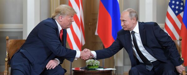 O presidente dos EUA, Donald Trump, e seu homólogo russo, Vladimir Putin, durante a reunião em Helsinque, Finlândia, 16 de julho de 2018 - Sputnik Brasil