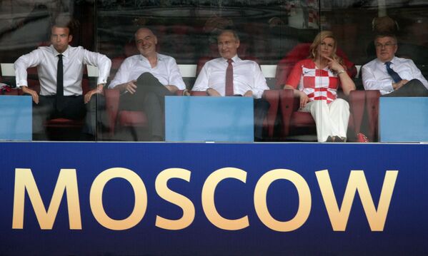 Vladimir Putin durante o jogo final da Copa do Mundo 2018 entre a França e a Croácia. Também na foto: o presidente francês Emmanuel Macron, o presidente da FIFA Gianni Infantino, a presidente da Croácia Kolinda Grabar Kitarovic e o presidente do Comitê Olímpico Internacional, Thomas Bach, 15 de julho de 2018 - Sputnik Brasil