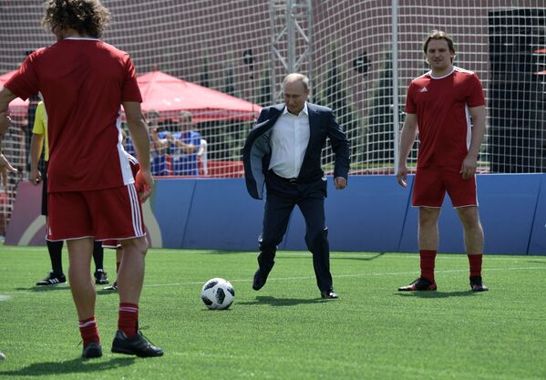 Vladimir Putin e o presidente da FIFA visitam uma quadra de futebol instalada na Praça Vermelha de Moscou, 28 de junho de 2018 - Sputnik Brasil