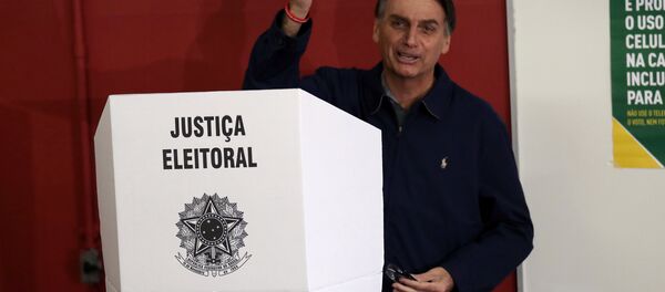 Jair Bolsonaro, candidato à Presidência do Brasil, coloca seu voto, em 7 de outubro de 2018 - Sputnik Brasil