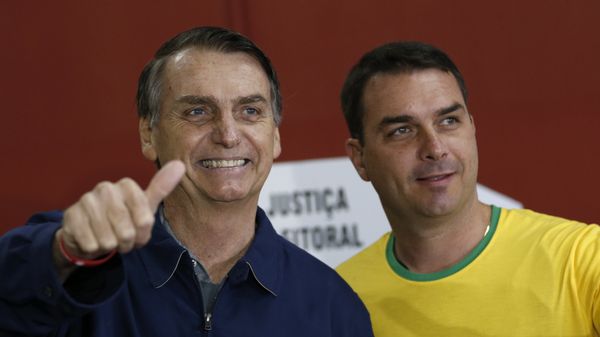 Candidato à Presidência do Brasil, Jair Bolsonaro (PSL), vota no Rio de Janeiro junto ao seu filho Flávio, em 7 de outubro de 2018 - Sputnik Brasil