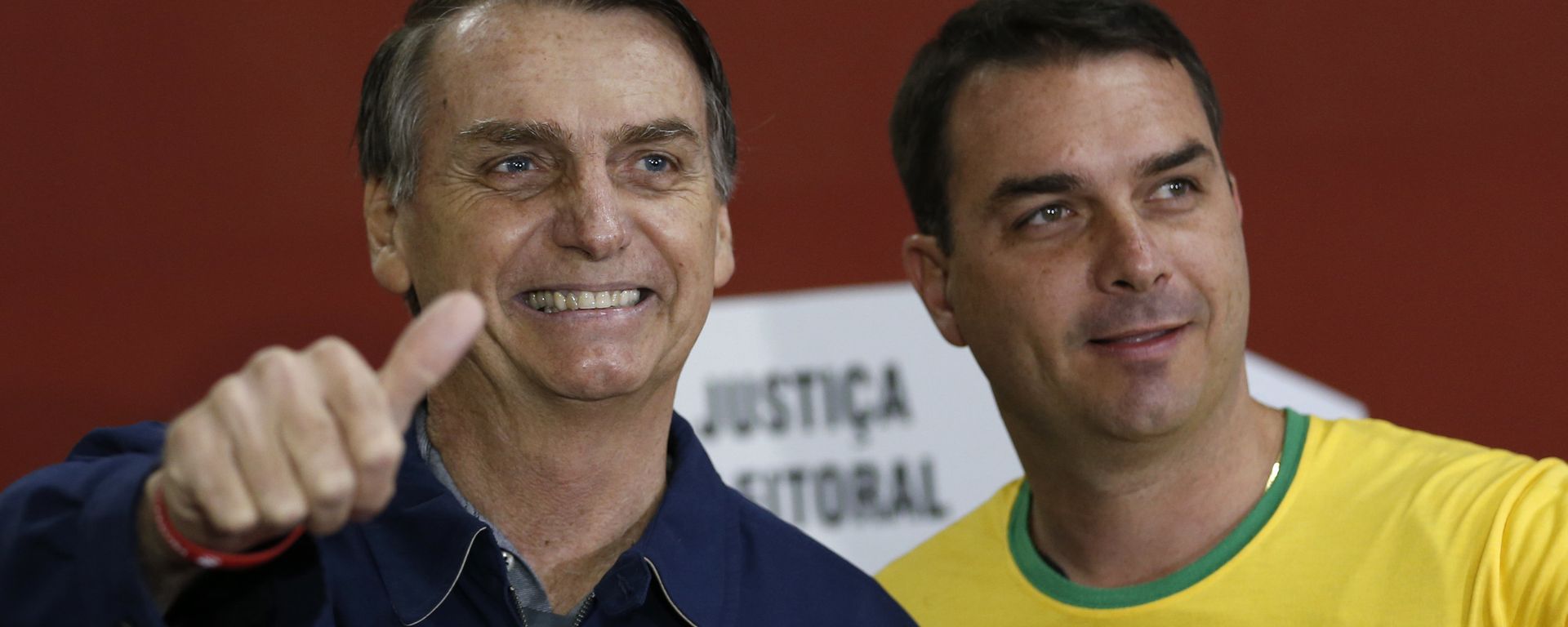 Candidato à Presidência do Brasil, Jair Bolsonaro (PSL), vota no Rio de Janeiro junto ao seu filho Flávio, em 7 de outubro de 2018 - Sputnik Brasil, 1920, 13.07.2026