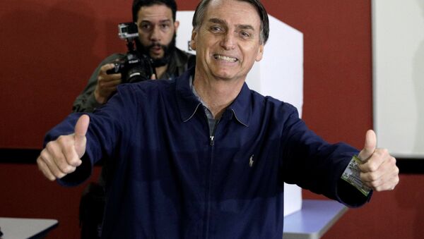Jair Bolsonaro, candidato à Presidência do Brasil, coloca seu voto, em 7 de outubro de 2018 - Sputnik Brasil