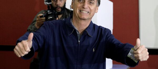 Jair Bolsonaro, candidato à Presidência do Brasil, coloca seu voto, em 7 de outubro de 2018 Jair Bolsonaro, candidato à Presidência do Brasil, coloca seu voto, em 7 de outubro de 2018 - Sputnik Brasil