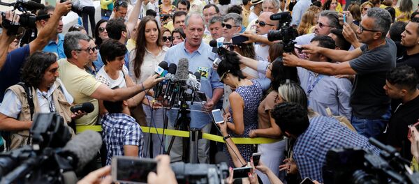 Ciro Gomes, candidato presidência do Brasil, fala com jornalistas após votar em 7 de outubro de 2018 - Sputnik Brasil