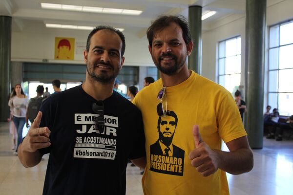 Anderson de Medeiros junto com seu amigo votam nas presidenciais brasileiras em Lisboa, em 7 de outubro de 2018 - Sputnik Brasil