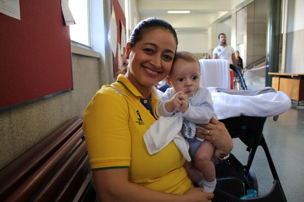 Brasileira Jéssica Moreira votando nas eleições presidenciais em Lisboa, em 7 de outubro de 2018 - Sputnik Brasil