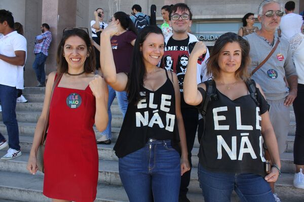 Brasileiras Graziela Salvatori e Renata Camargo se manifestando contra a candidatura de Bolsonaro em Lisboa no dia das eleições, em 7 de outubro de 2018 - Sputnik Brasil