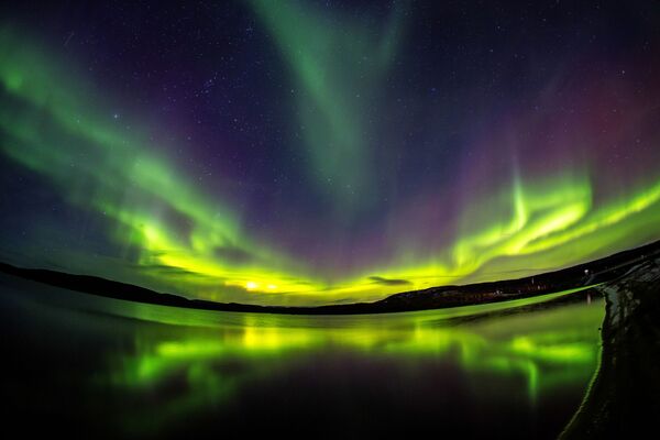 Aurora Boreal nas proximidades do rio Ura, na região de Murmansk, na Rússia - Sputnik Brasil