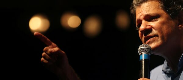 Fernando Haddad, candidato à Presidência do Brasil, discursa durante um comício no Rio de Janeiro, em 1 de outubro de 2018 - Sputnik Brasil