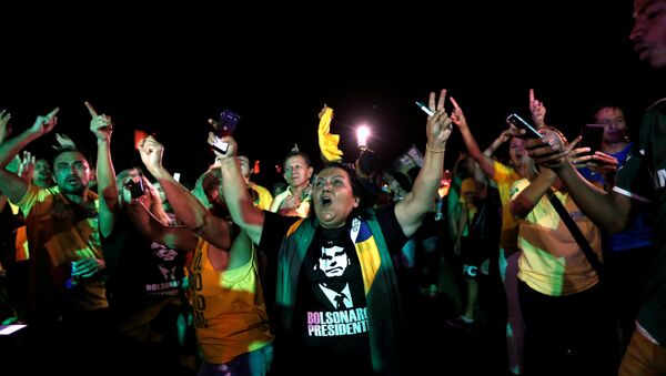 Simpatizantes de Jair Bolsonaro no dia do primeiro turno das eleições, em 7 de outubro de 2018 - Sputnik Brasil