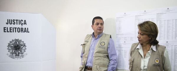 Chefe da missão da OEA visita locais de votação em Brasília. A comitiva busca observar o funcionamento das urnas, a organização do processo eleitoral e o acesso dos eleitores. - Sputnik Brasil